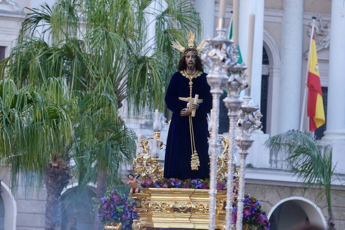 FOTOS:Traslado del Señor de la Sentencia hasta la Catedral para presidir el Vía Crucis oficial de Hermandades de Cádiz