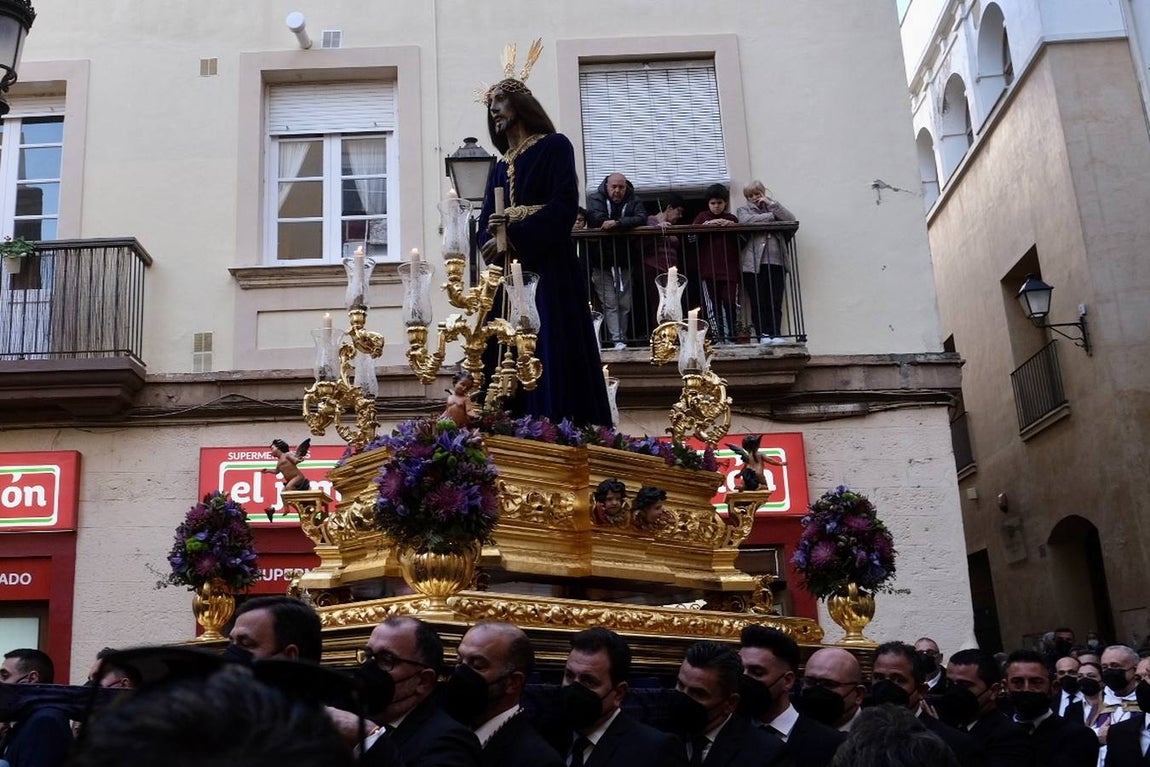 FOTOS:Traslado del Señor de la Sentencia hasta la Catedral para presidir el Vía Crucis oficial de Hermandades de Cádiz