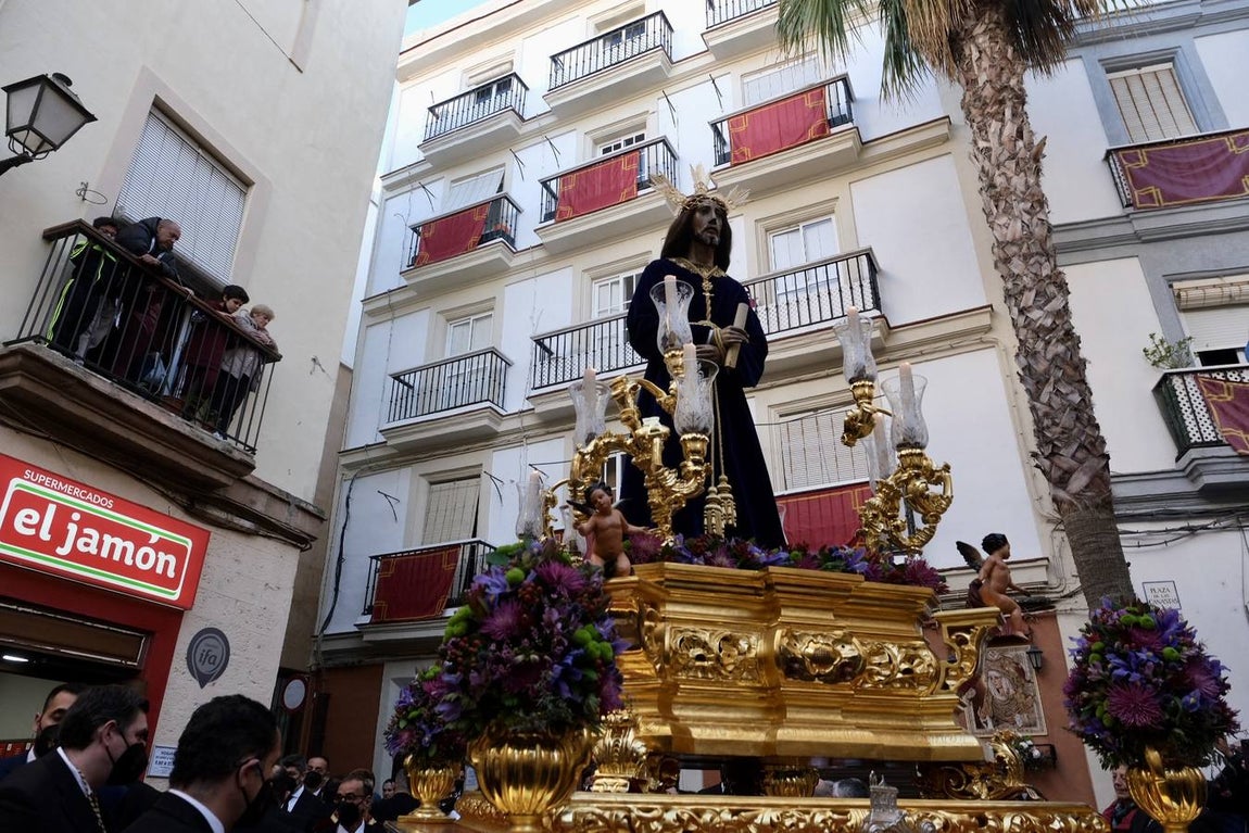 FOTOS:Traslado del Señor de la Sentencia hasta la Catedral para presidir el Vía Crucis oficial de Hermandades de Cádiz