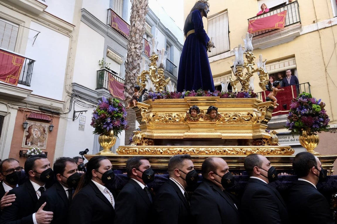 FOTOS:Traslado del Señor de la Sentencia hasta la Catedral para presidir el Vía Crucis oficial de Hermandades de Cádiz