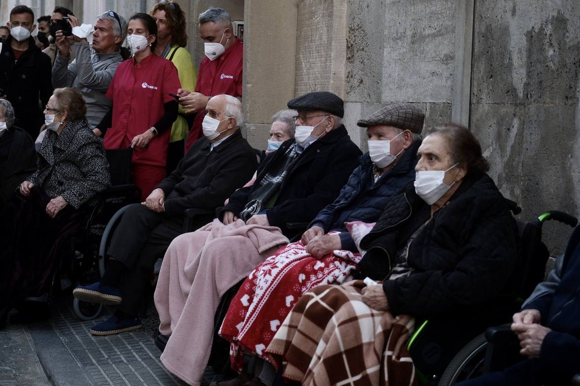 FOTOS:Traslado del Señor de la Sentencia hasta la Catedral para presidir el Vía Crucis oficial de Hermandades de Cádiz