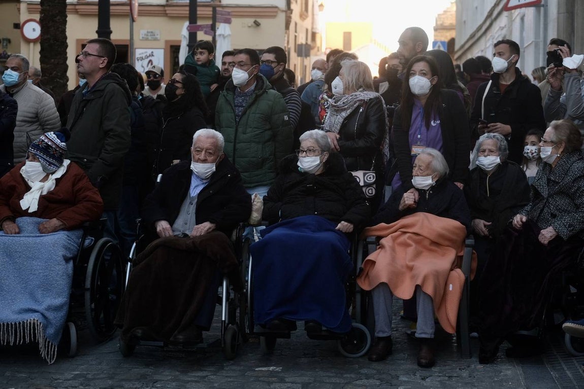 FOTOS:Traslado del Señor de la Sentencia hasta la Catedral para presidir el Vía Crucis oficial de Hermandades de Cádiz