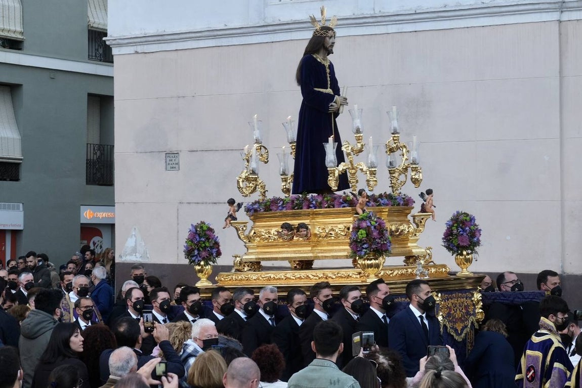 FOTOS:Traslado del Señor de la Sentencia hasta la Catedral para presidir el Vía Crucis oficial de Hermandades de Cádiz