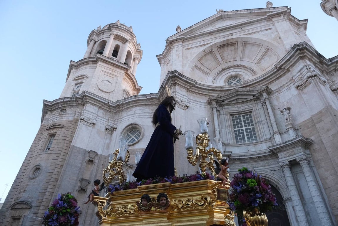 FOTOS:Traslado del Señor de la Sentencia hasta la Catedral para presidir el Vía Crucis oficial de Hermandades de Cádiz