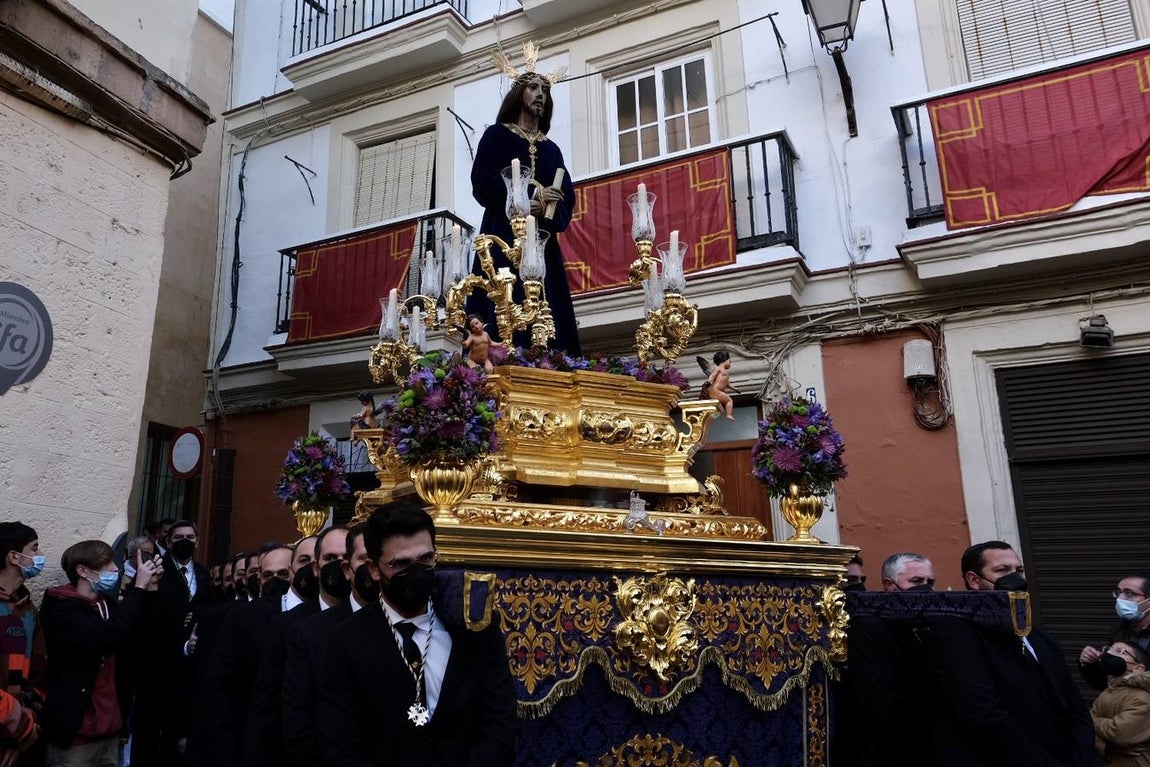 FOTOS:Traslado del Señor de la Sentencia hasta la Catedral para presidir el Vía Crucis oficial de Hermandades de Cádiz