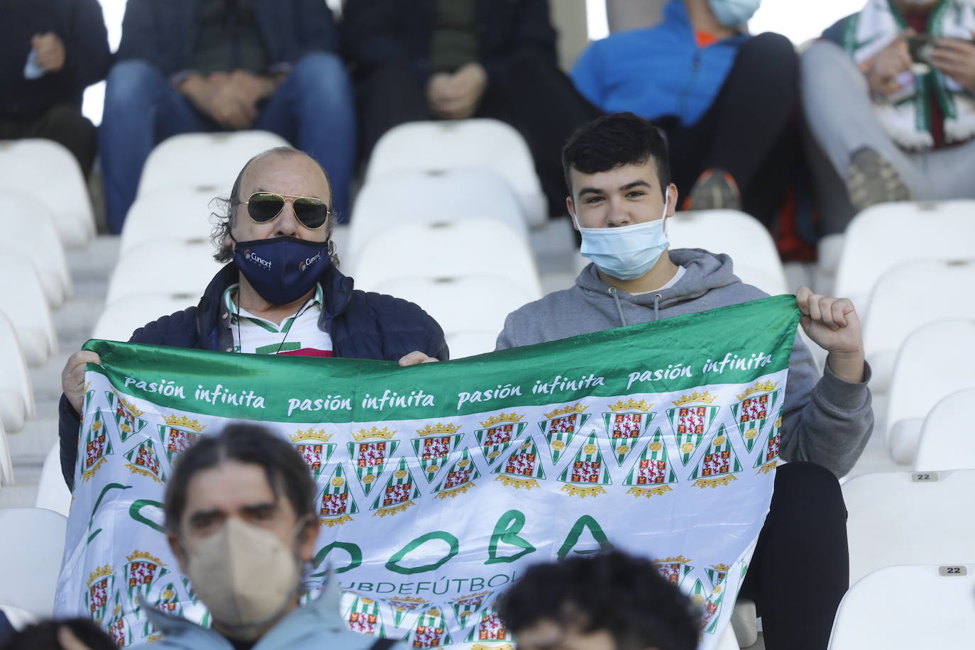 El excelente ambiente en el Córdoba CF - CD Mensajero, en imágenes