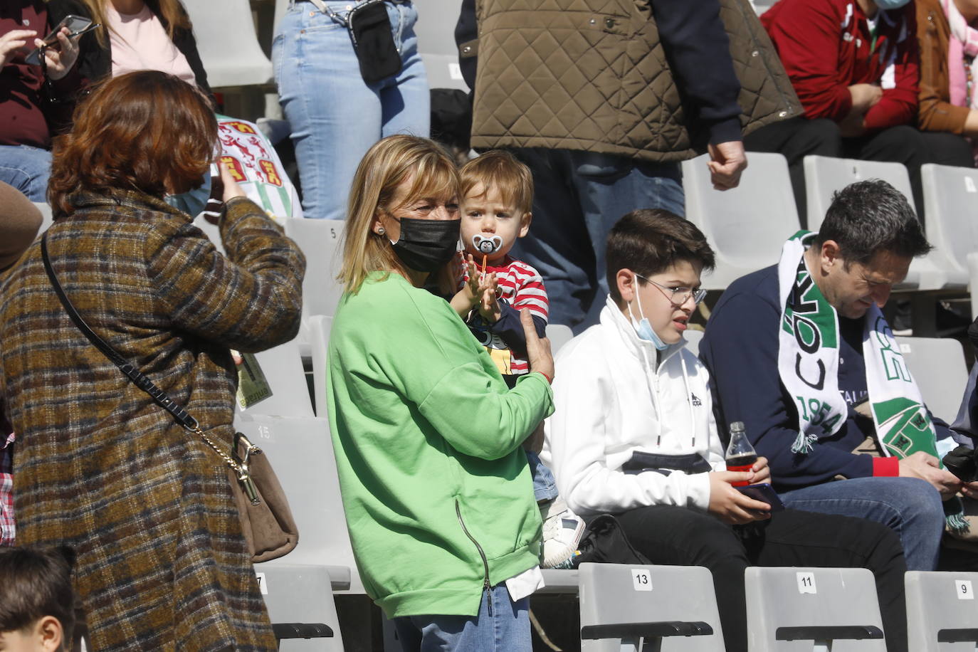 El excelente ambiente en el Córdoba CF - CD Mensajero, en imágenes