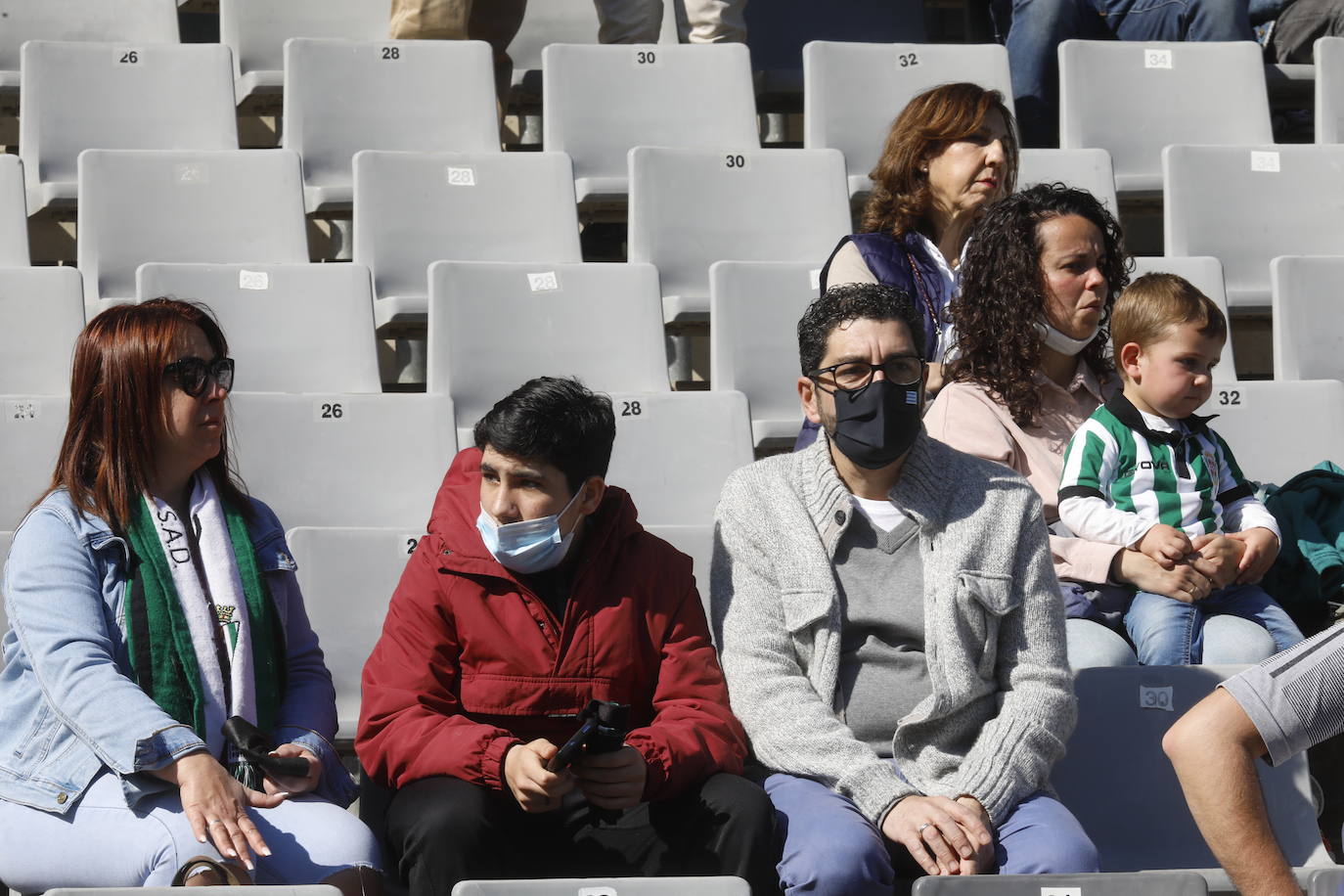 El excelente ambiente en el Córdoba CF - CD Mensajero, en imágenes