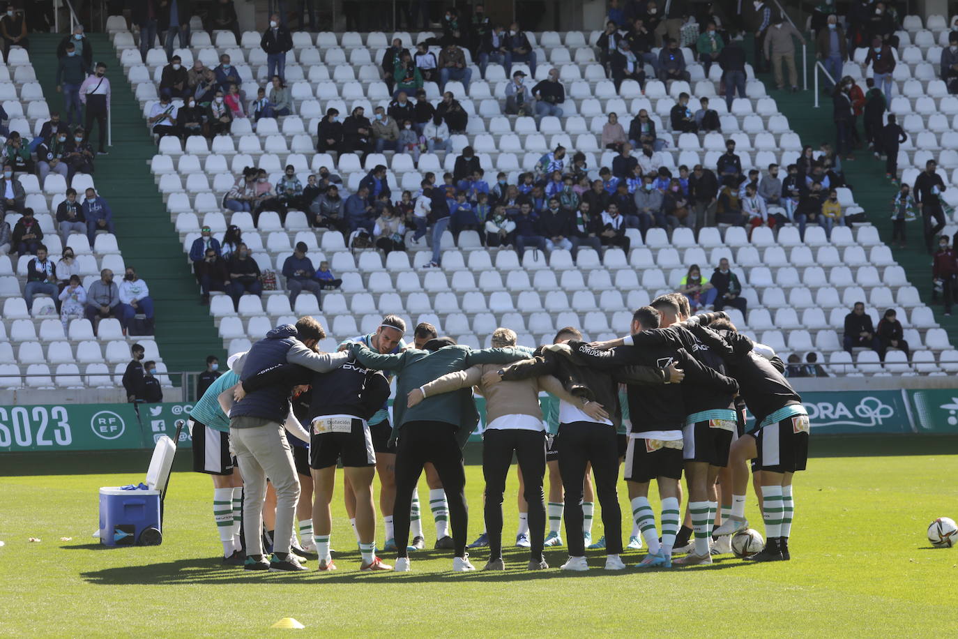 El excelente ambiente en el Córdoba CF - CD Mensajero, en imágenes