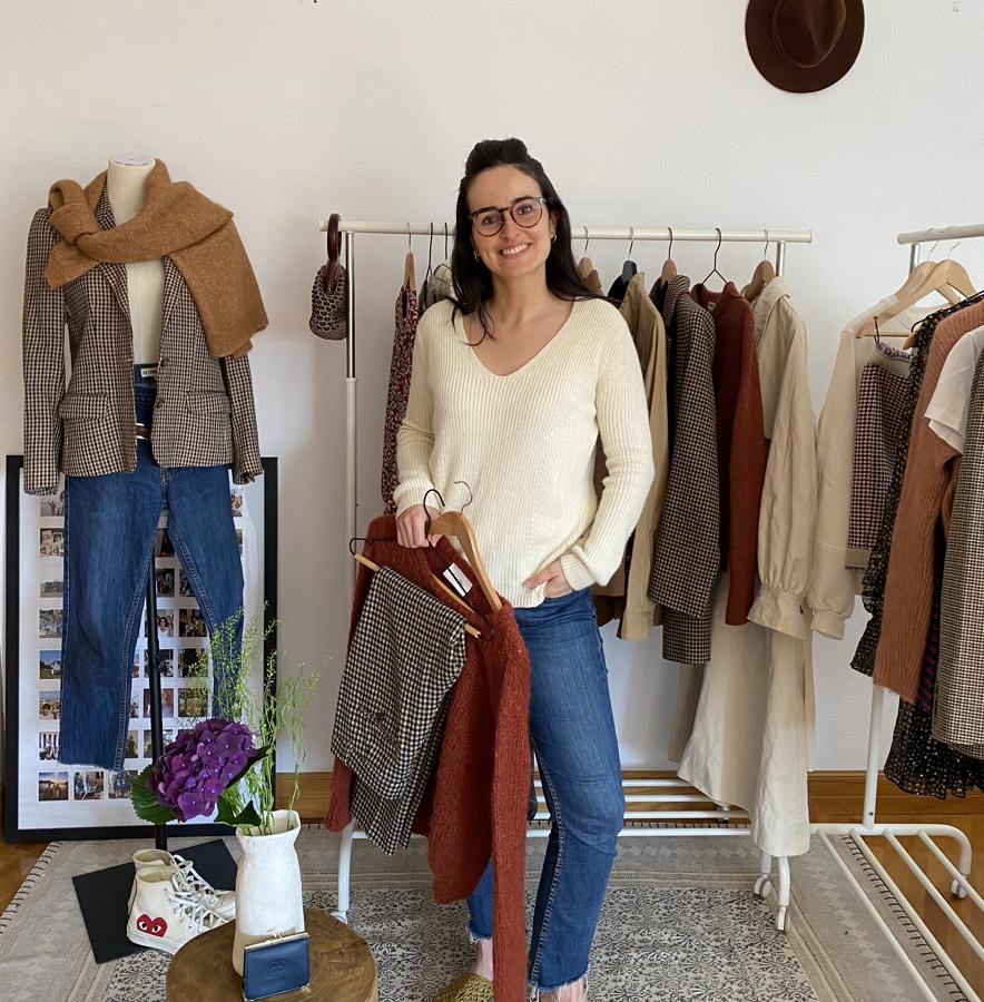 Bedford Street - María Romero. Bedford Street es una pequeña marca de segunda mano y vintage que surgió en pleno confinamiento y que es el resultado de años de estudio y búsqueda de un modelo de negocio que ofreciera una solución sostenible en el mundo de la moda. Tras varios años viviendo en EEUU, María quiso iniciar un proyecto empresarial relacionado con la sostenibilidad y el medio ambiente, poco después, se trasladó a Barcelona, donde decidió crear la marca.