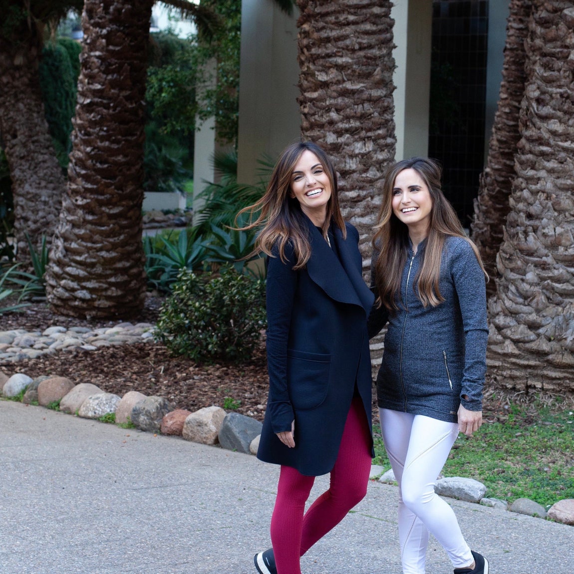 Believe Athletics - Marisol y Regina Rodríguez. Believe Athletics es una marca eco-friendly y socialmente responsable de ropa deportiva diseñada en Barcelona y producida en Portugal que apuesta por diseños atractivos y respetuosos con el medio ambiente. Creada por las hermanas Marisol y Regina Rodríguez para satisfacer las necesidades de una mujer preocupada por su salud, las tendencias, el planeta y los colectivos más vulnerables. Una mujer activa y cosmopolita que busca un equilibrio entre elegancia y comfort en su día a día, vistiendo prendas que transcienden más allá del mat de yoga y forman parte de un estilo de vida.