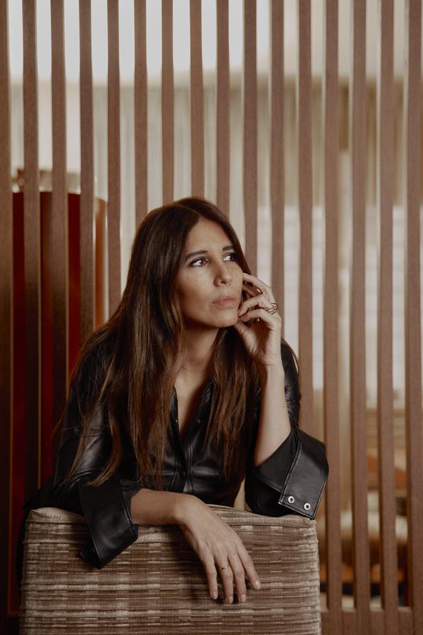 CLO Emotional Design - Covadonga Rodríguez. CLO emotional design es una marca de moda conceptual que sitúa la artesanía y la sostenibilidad en el centro de sus valores. Integra en sus piezas la recuperación de los oficios artesanales, colaboraciones con artistas, fabricación Made in Spain con procesos sostenibles orientados al Slow Fashion. Sus exclusivas creaciones de moda incluyen piezas elegantes y atemporales diseñadas por Covadonga Rodríguez, una diseñadora gallega que se inspira en las mujeres modernas y cosmopolitas que prefieren prendas sencillas pero sofisticadas, combinadas con formas relajadas de sastrería.  Sus creaciones se fabrican en España con materiales y tejidos naturales y nobles, como la seda, la piel de napa y el lino, siguiendo únicamente procesos sostenibles; todos ellos son una celebración del 'savoir faire' de los oficios artesanos españoles más reconocidos, combinados con colaboraciones de artistas internacionales de vanguardia. Covadonga decidió crear CLO en 2016 combinando las artes y oficios tradicionales de su país, España, con un estilo de moda elegante y muy actual, agregando la importancia de la sostenibilidad y la ética a la hora de comprar a los valores esenciales de CLO Emotional Design.