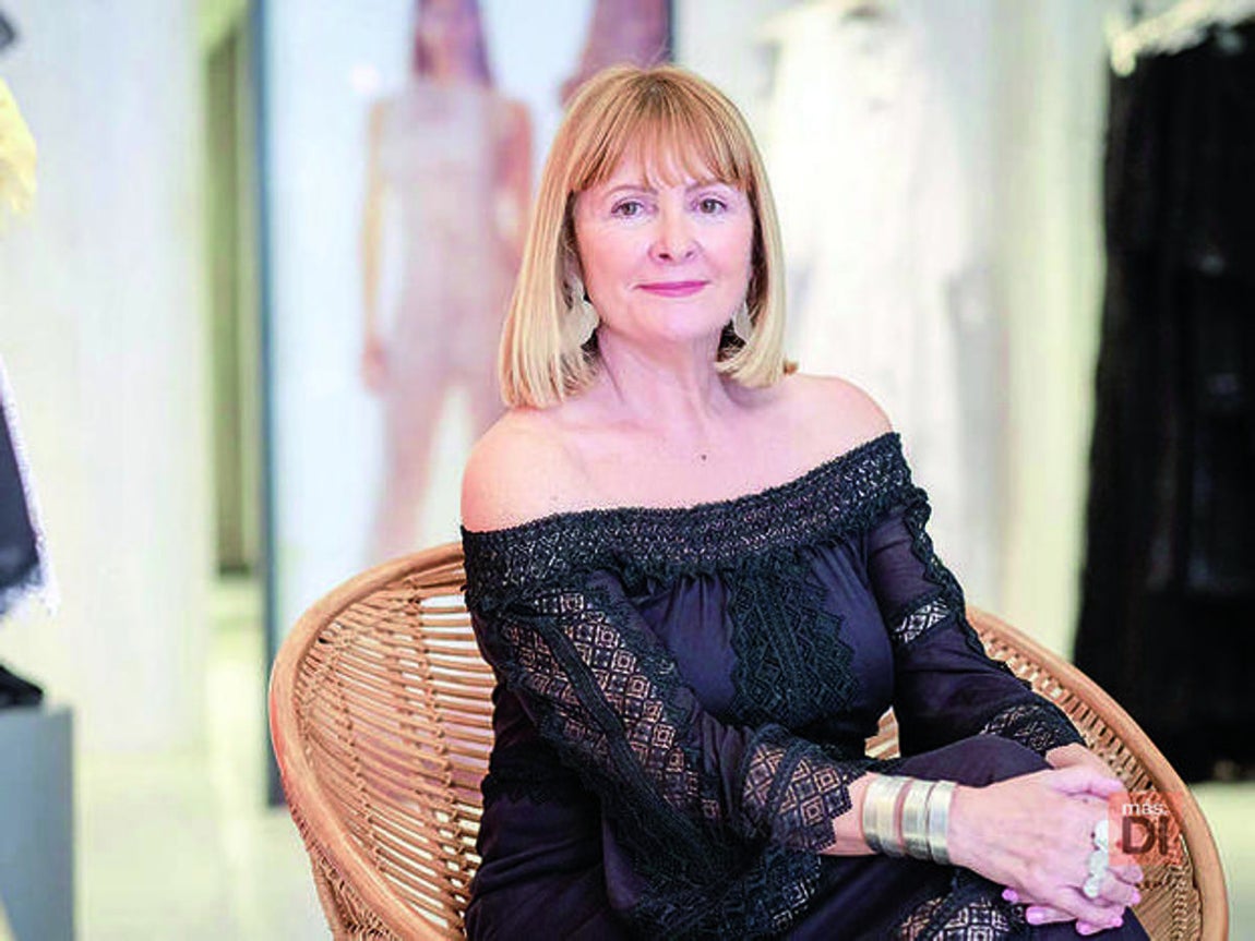 Charo Ruiz. Hija y nieta de modistas, Charo Ruiz creció en su Sevilla natal entre tejidos y patrones. Inicia su propia carrera en la industria como modelo en la Barcelona de los sesenta y a finales de los setenta, se afinca en Ibiza creando su propio taller y showroom en la isla, reinterpretando el concepto de moda ibicenca. Su misión principal es la de trabajar con las múltiples referencias de la Ibiza más pura. Una trayectoria de treinta años y más de sesenta colecciones, cuatro tiendas propias y presencia en más de doscientos puntos de venta multimarca en todo el mundo; Charo Ruiz Ibiza es una marca consolidada y posicionada como la firma de referencia en moda Ibicenca en el mercado global. Numerosas famosas internacionales de la talla de Naomi Campbell o Claudia Schiffer han llevado sus diseños.