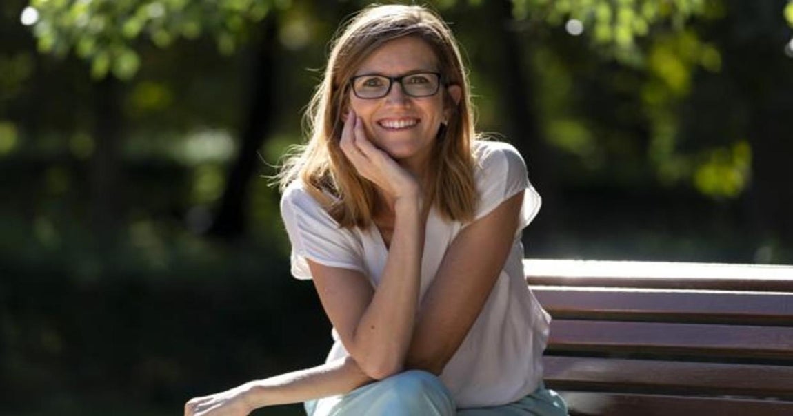 Rosa Molina, con @dr.rosamolina hemos dado cuerpo a nuestra mente. Especialista en psiquiatría en el Hospital Universitario Clínico San Carlos (Madrid), Rosa Molina es doctora por la Universidad Complutense de Madrid y máster en Neurociencias. Es docente universitaria y coordina la sección de Neurociencia Clínica de la Asociación Española de Neuropsiquiatría. Con amplia experiencia en neuropsiquiatría y psicogeriatría ha publicado diversos artículos científicos y actualmente realiza una importante actividad de divulgación en salud mental a tracés de su canal de instagram y su podcast 'De piel a cabeza' (junto a su hermana, la Dra. Ana Molina). Con su última obra 'Una mente con mucho cuerpo' hemos aprendido que <a href="https://www.abc.es/bienestar/psicologia-sexo/psicologia/abci-creemos-estres-solo-produce-mente-pero-cuerpo-tambien-sufre-202111030030_noticia.html">no solo la mente sufre con el estrés y la ansiedad</a>, también sufre el cuerpo.