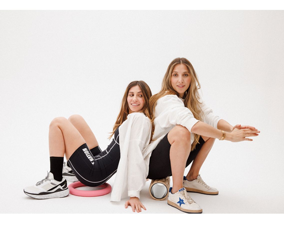 Lamarca - Magally y Mischka Capriles. Las hermanas Magally y Mischka Capriles instauraron en Madrid hace ya cuatro años, Lamarca, un espacio rompedor que reúne varios conceptos en uno: LAB, una boutique con las últimas tendencias en moda, deporte y bienestar, ROOTS, un restaurante con productos orgánicos y naturales procedentes de una granja ecológica y el afamado gimnasio de la gurú del fitness Tracy Anderson. Inspiradas por una vida activa, sana y consciente, las hermanas Capriles ha sido capaz de crear una gran comunidad con un objetivo común, alcanzar el perfecto equilibrio entre cuerpo y mente ofreciendo todas las herramientas necesarias para llevar a cabo un estilo de vida saludable. A día de hoy, el proyecto da un paso más en este viaje de búsqueda de bienestar y lanza una nueva plataforma digital, Lamarca Well, un ecosistema digital de vida saludable y consciente, que lejos de querer sustituir al proyecto de la calle Fernando VI, es más bien la pieza que faltaba para completar el puzzle.