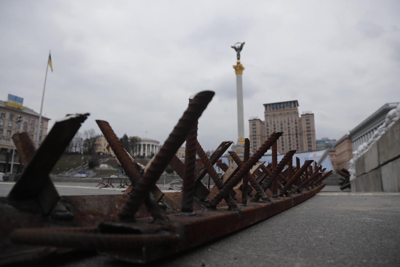 La plaza del Maidán, centro neurálgico de Kiev, amanece blindada con pinchos y barricadas. 