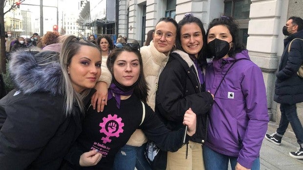 En imágenes, las dos manifestaciones del 8M por el Día de la Mujer