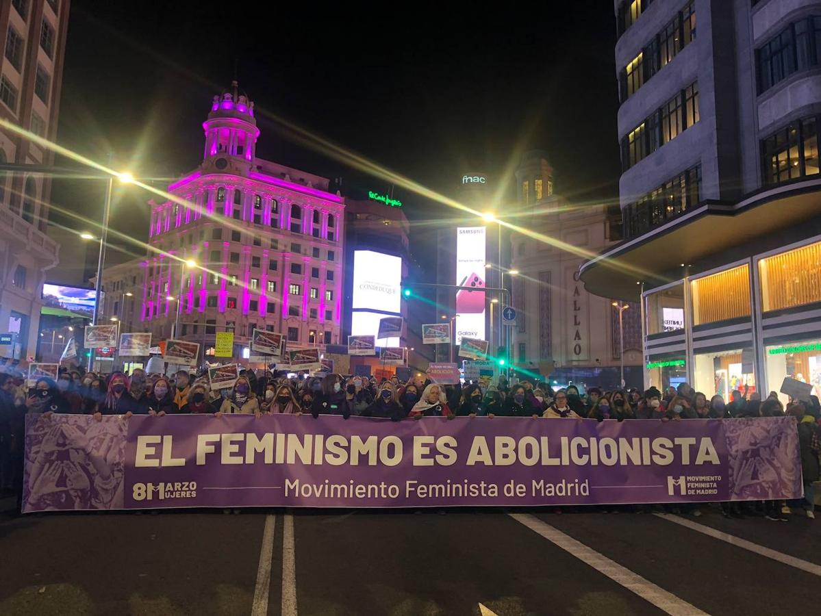 El Movimiento Feminista de Madrid, en Callao, con una pancarta contra la prostitución. 