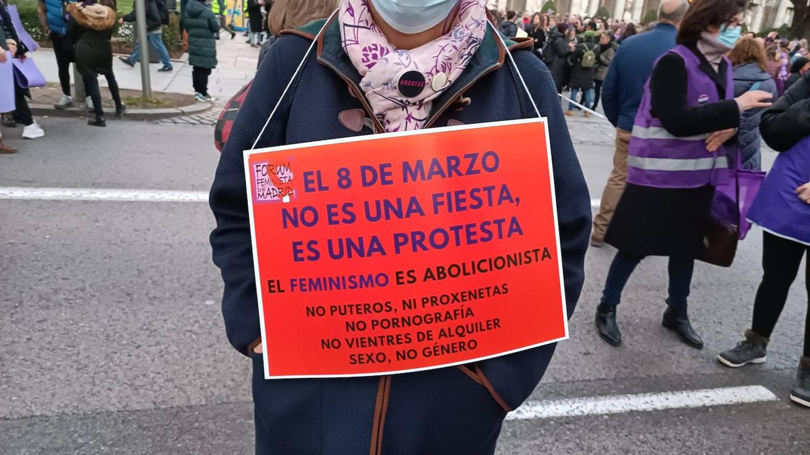 Pancarta abolcionista del Forum Feminista de Madrid, que pide el fin de la prostitución, la pornografía, los vientres de alquiler y que se hable de sexo y no de género, uno de los puntos más controvertidos. 