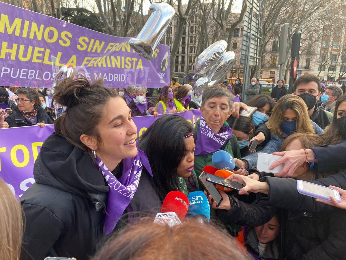 Las organizadoras de la manifestación de la Comisión 8M, atendiendo a los medios de comunicación durante el transcurso de la marcha. 