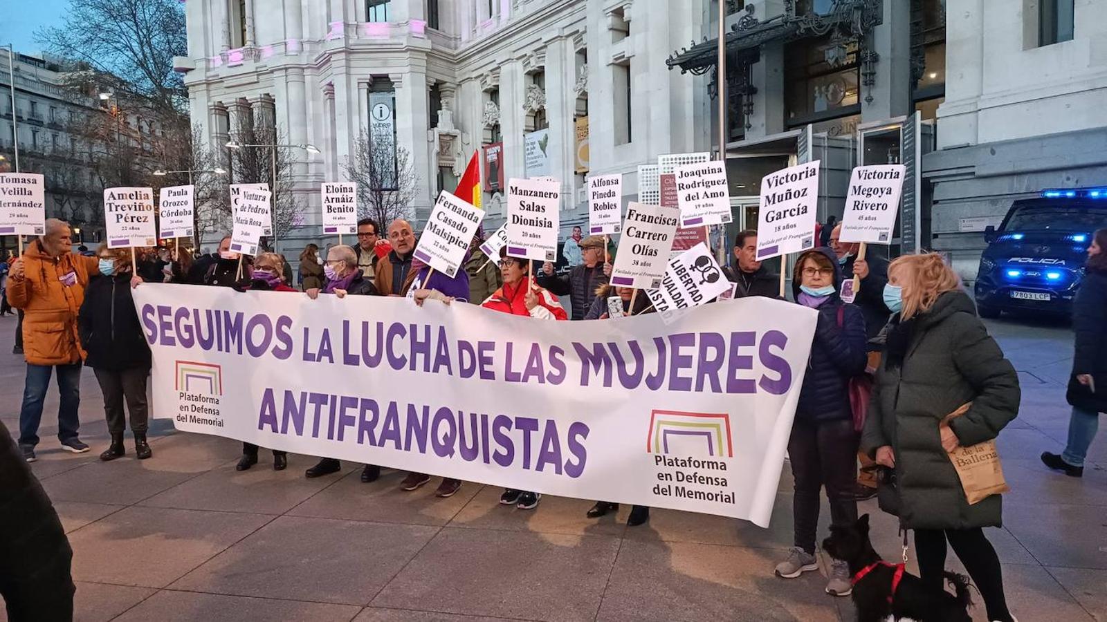 Un grupo de manifestantes reivindica la lucha antifranquista de las mujeres durante la dictadura. 