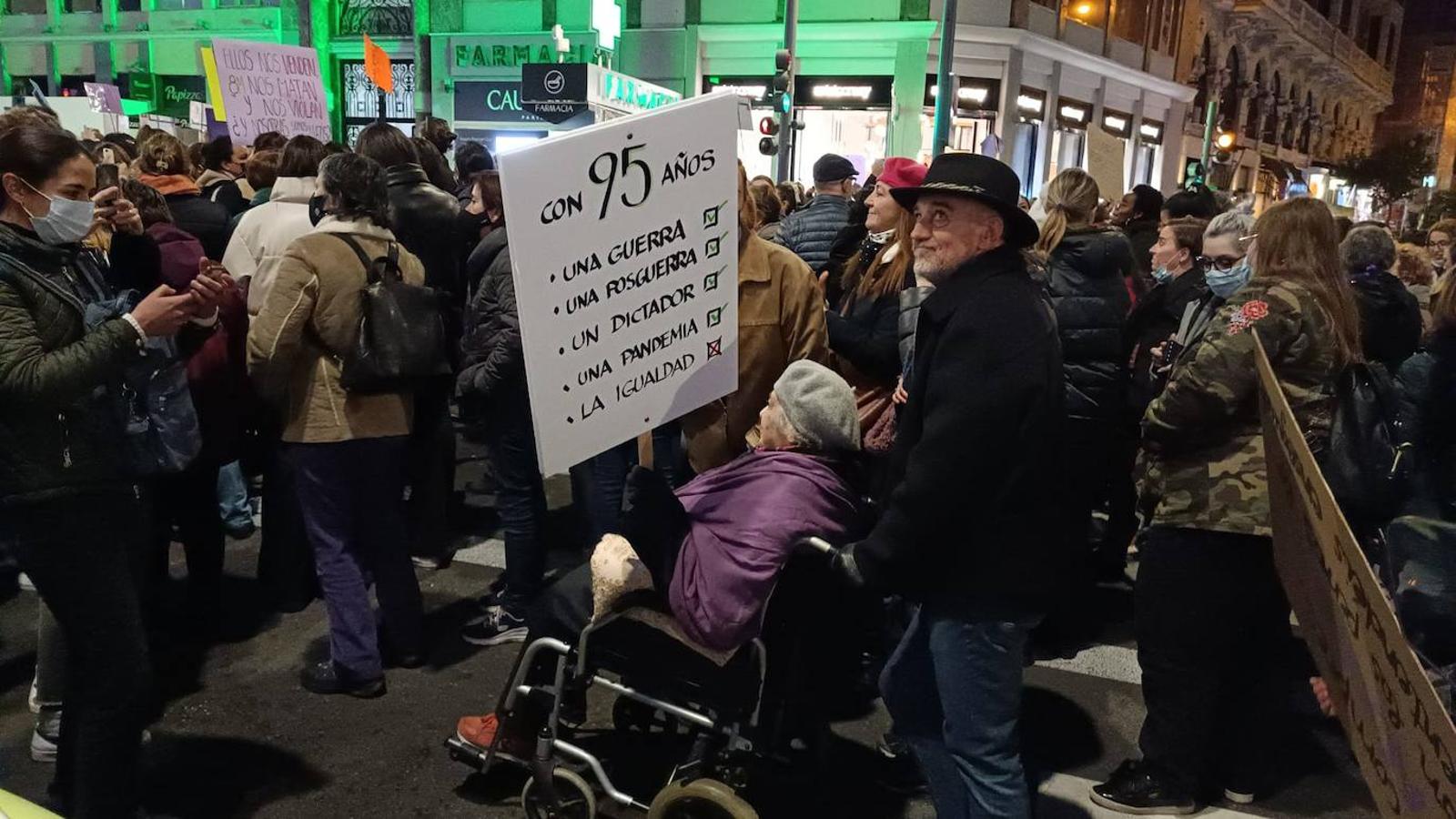 Una mujer mayor en la manifestación, que señala que ha superado, con 95 años, una guerra, una posguerra, un dictador un pandemia; pero que aún no ha visto la igualdad. 