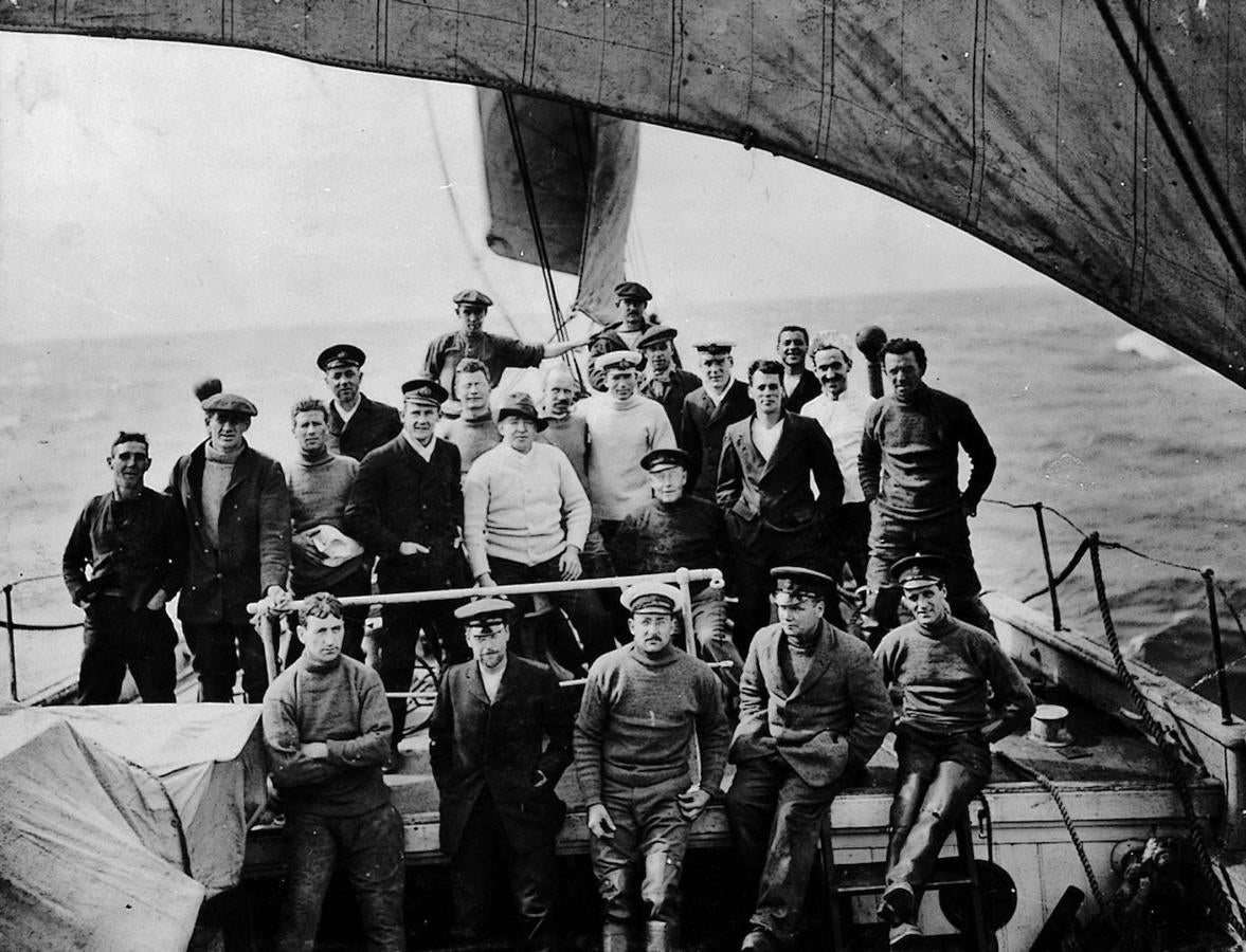 Esta foto tomada alrededor de 1915 muestra a la tripulación del Endurance, que salió del Támesis el 1 de agosto de 1914, con el espanto de la Primera Guerra Mundial ya a sus espaldas. El objetivo era atravesarla a pie por primera vez, después de que Amundsen hubiera llegado unos años antes, en 1911, al Polo Sur. 