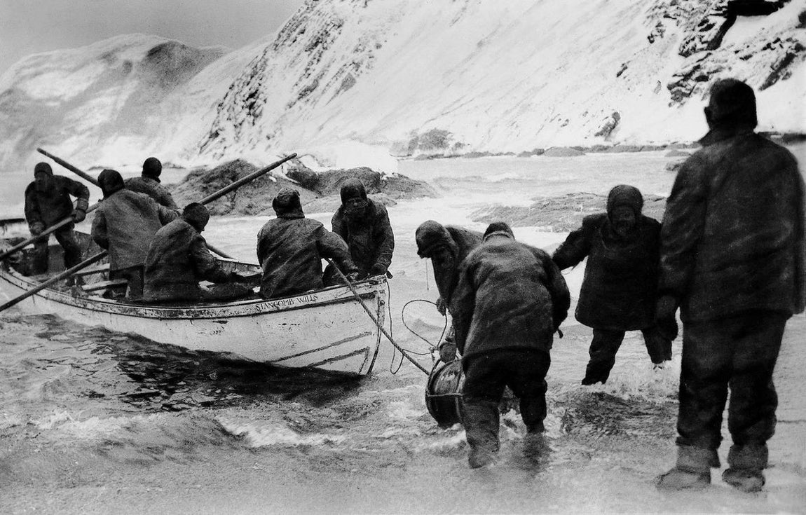 Miembros de la tripulación del Endurance, botando el Stancomb Wills, uno de los tres botes salvavidas del barco, el 24 de abril de 1915, después de que el barco quedara atrapado en el hielo. 