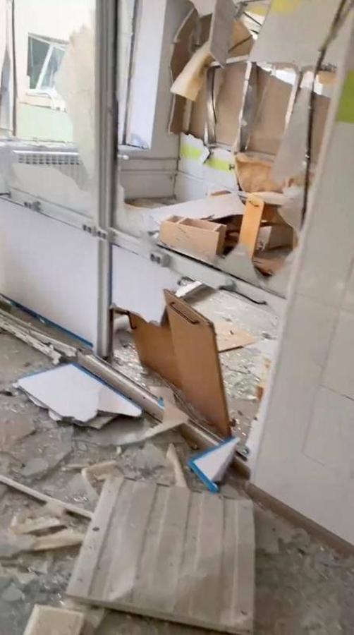 Paredes y cristales destrozados del interior del hospital de Mariúpol. 