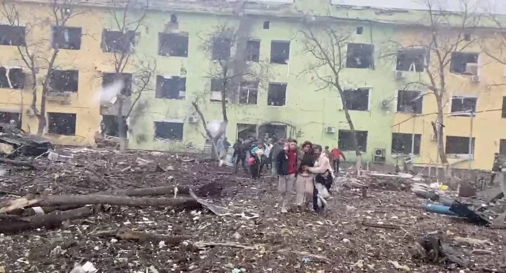 En la imagen, unos supervivientes abandonan el hospital tras la explosión. 