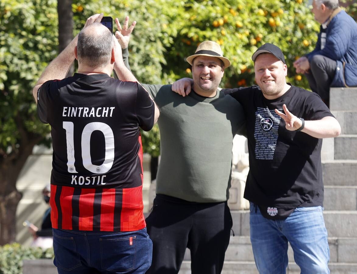 Los aficionados alemanes ambientan la previa del Betis-Eintracht por las calles del Centro