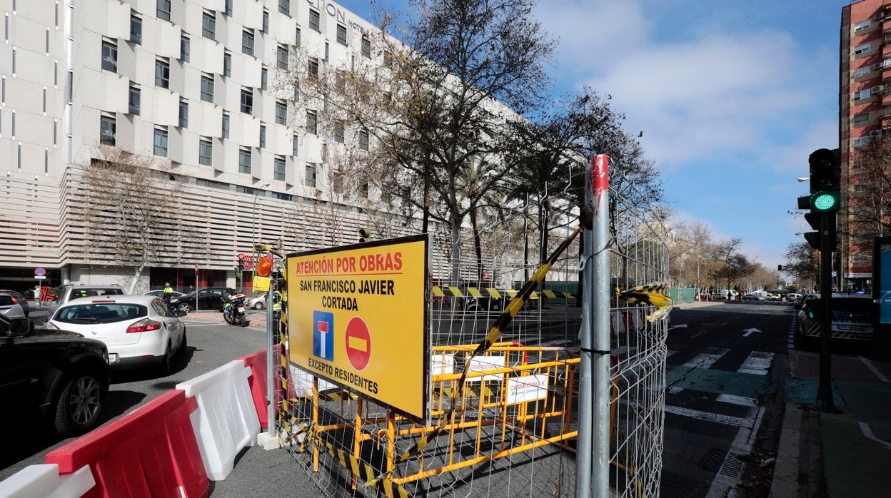 En imágenes, cortes por obras en la avenida San Francisco Javier de Sevilla y reordenación del tráfico de la zona