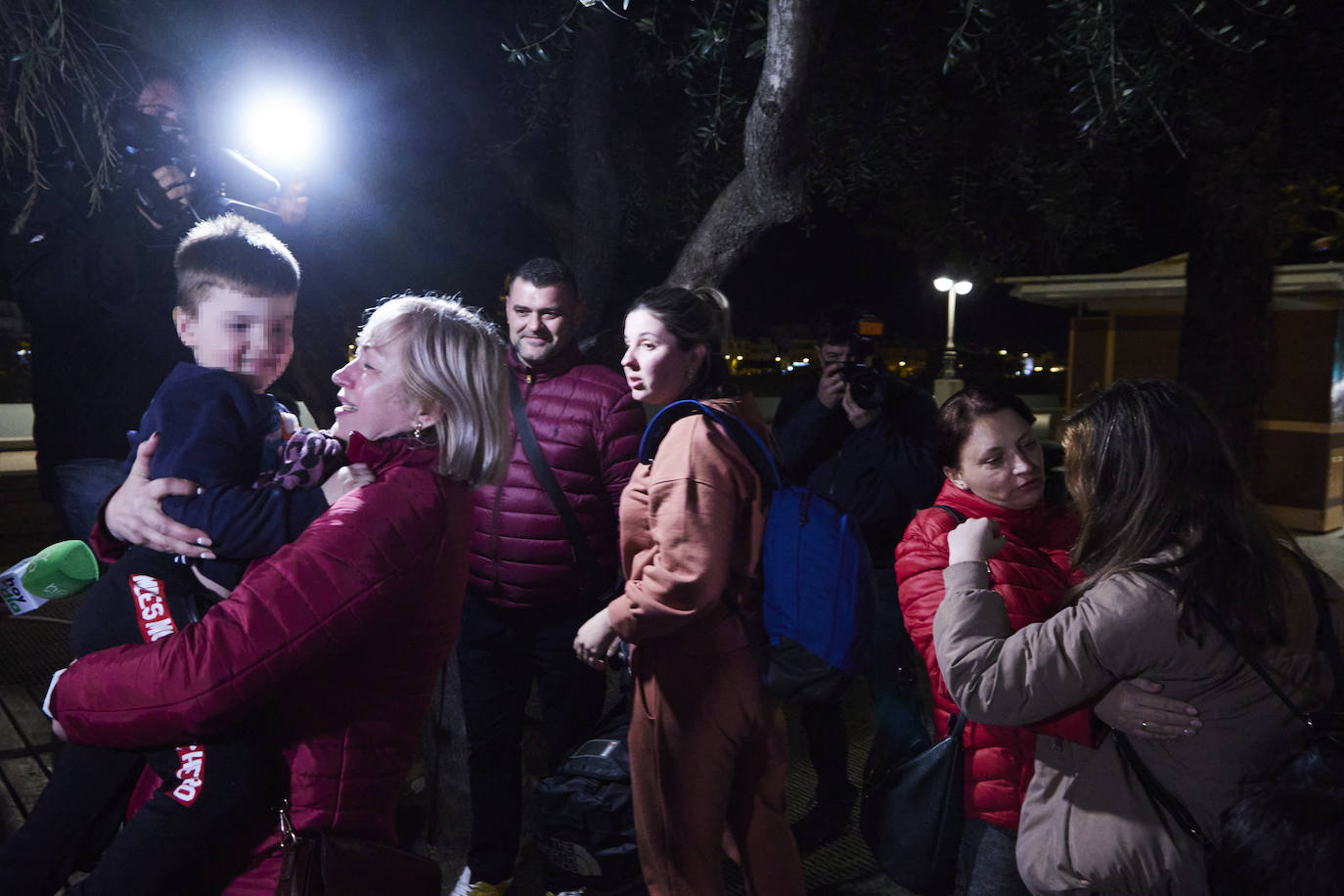 Las conmovedoras imágenes de la llegada de los refugiados ucranianos a Sevilla