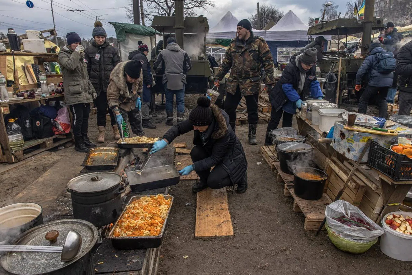 Una voluntaria prepara comida para la resistencia en Kiev. 