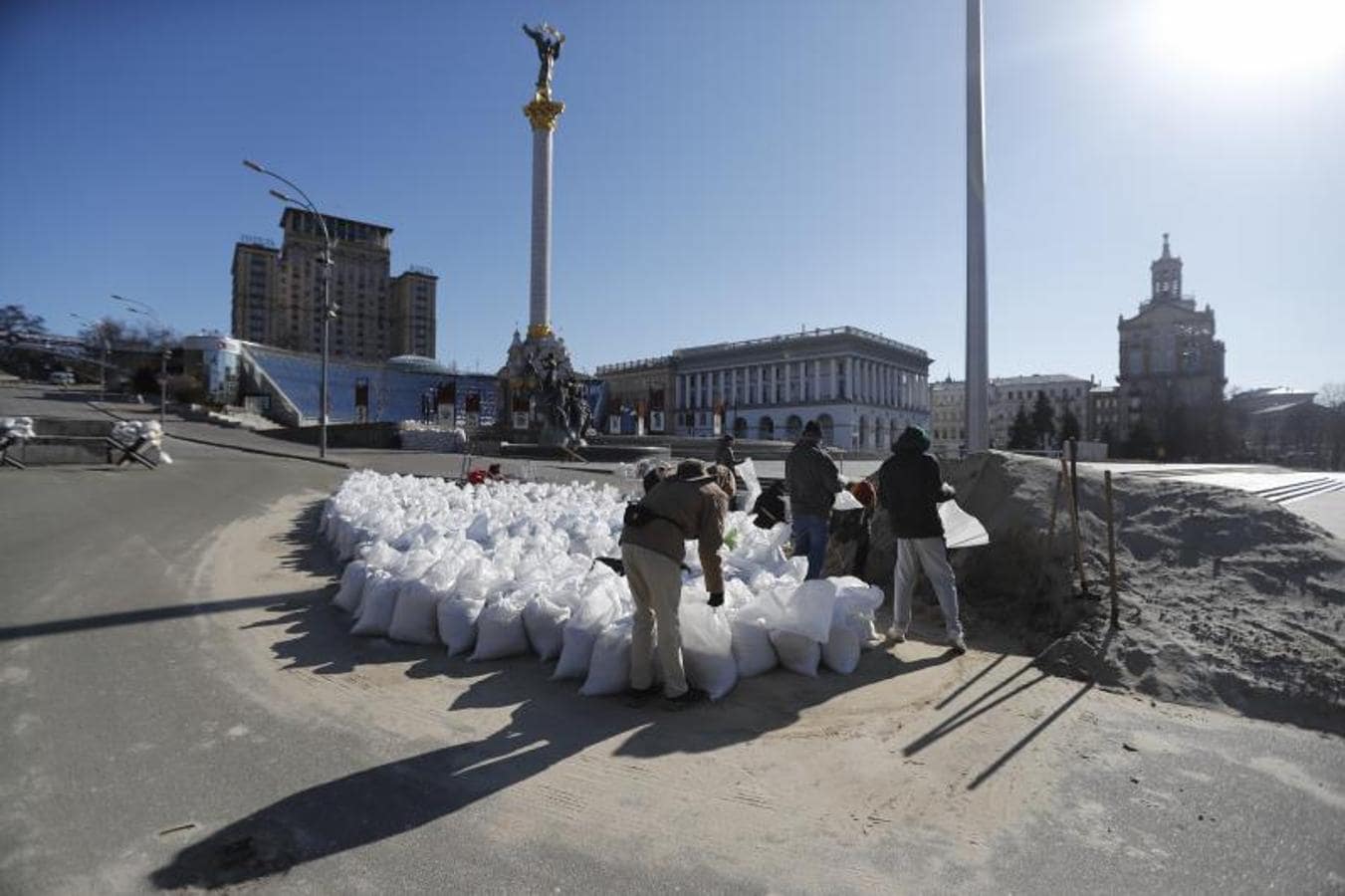 Mientras, en Kiev, se preparan para el ataque de las tropas rusas con barreras de arena. 