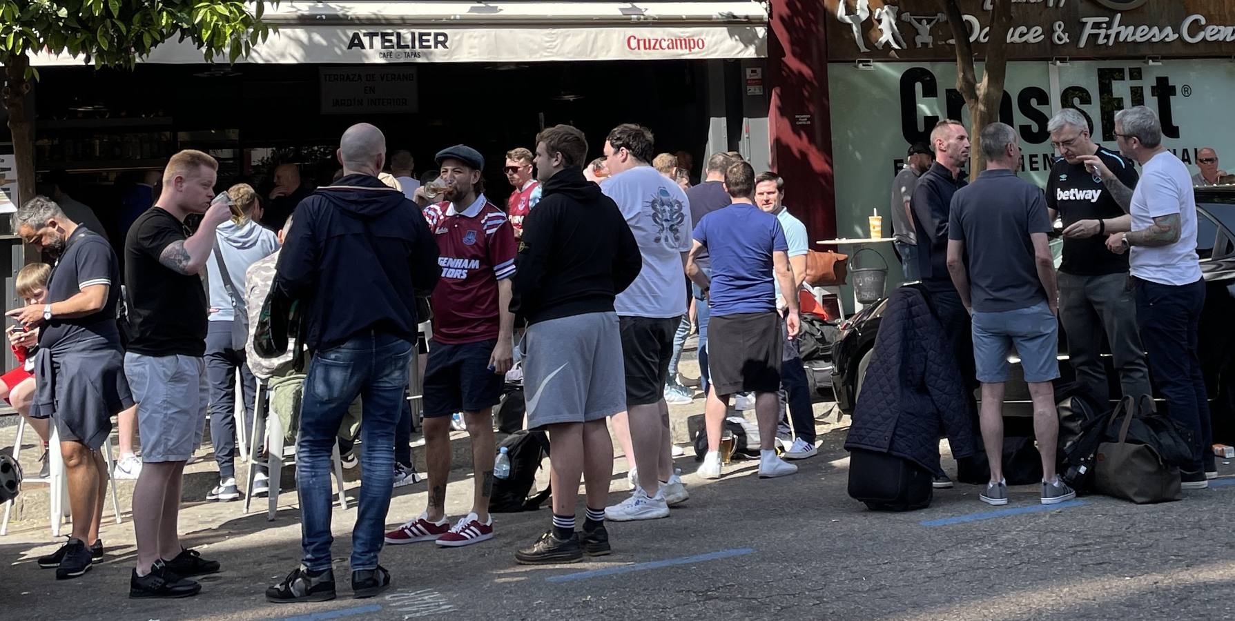 Aficionados del equipo inglés del West Ham llenan los bares de Sevilla. MANUEL GÓMEZ