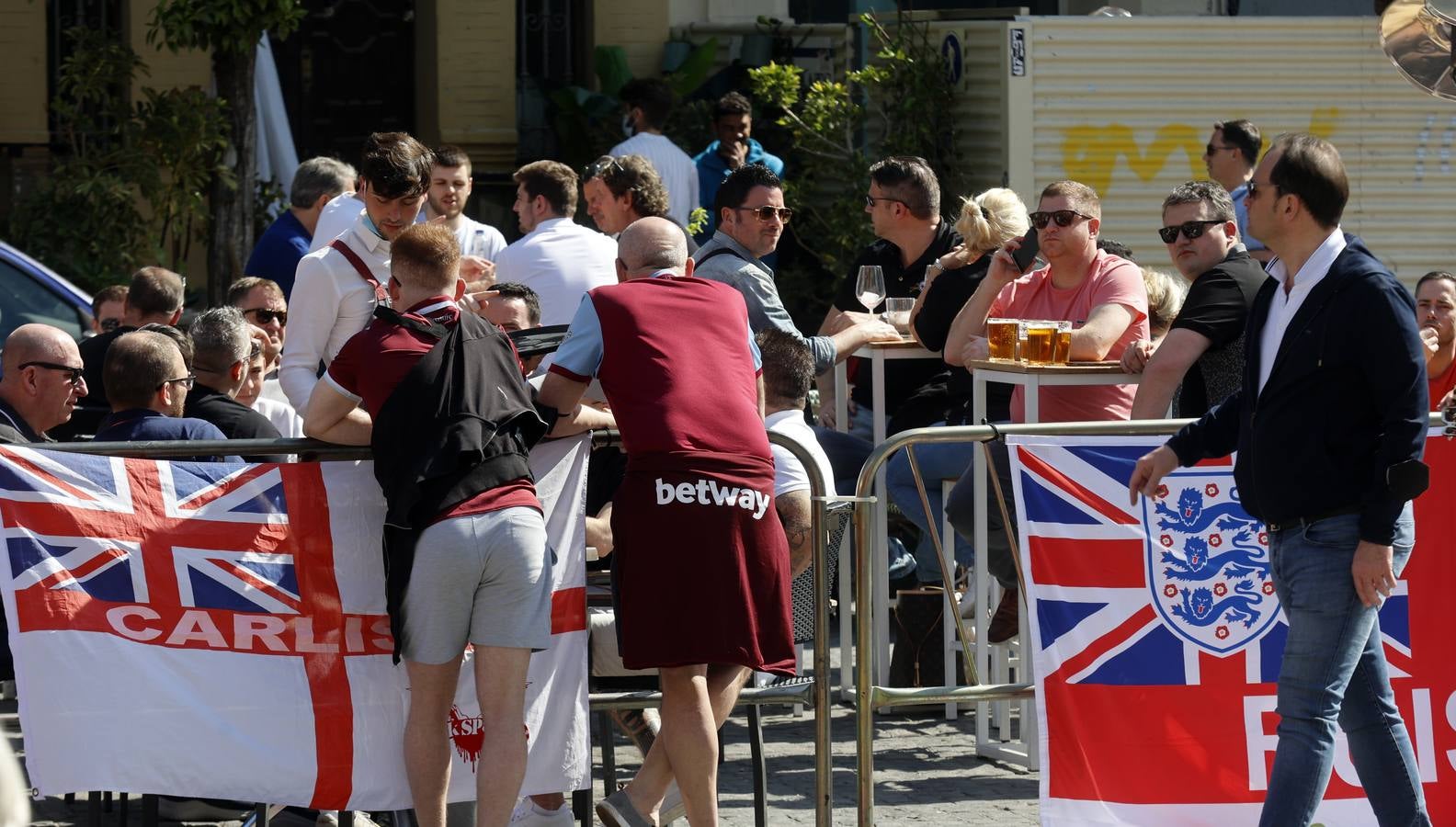 Aficionados del equipo inglés del West Ham llenan los bares de Sevilla. MANUEL GÓMEZ