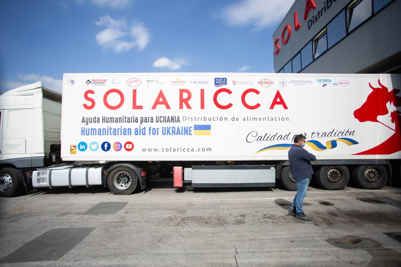 Tráiler de la empresa Sola Ricca con ayuda humanitaria para Ucrania. VANESSA GÓMEZ