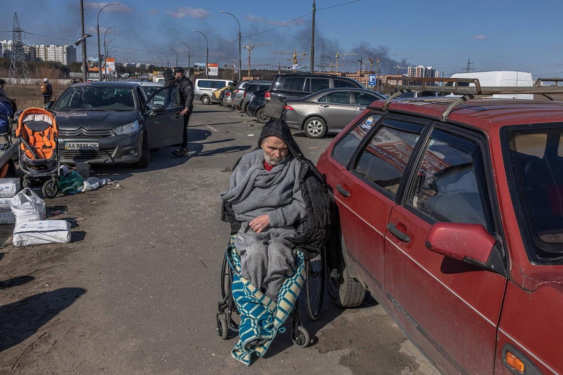 Un hombre queda atrapado a la espera de poder ser desalojado de Irpin. 