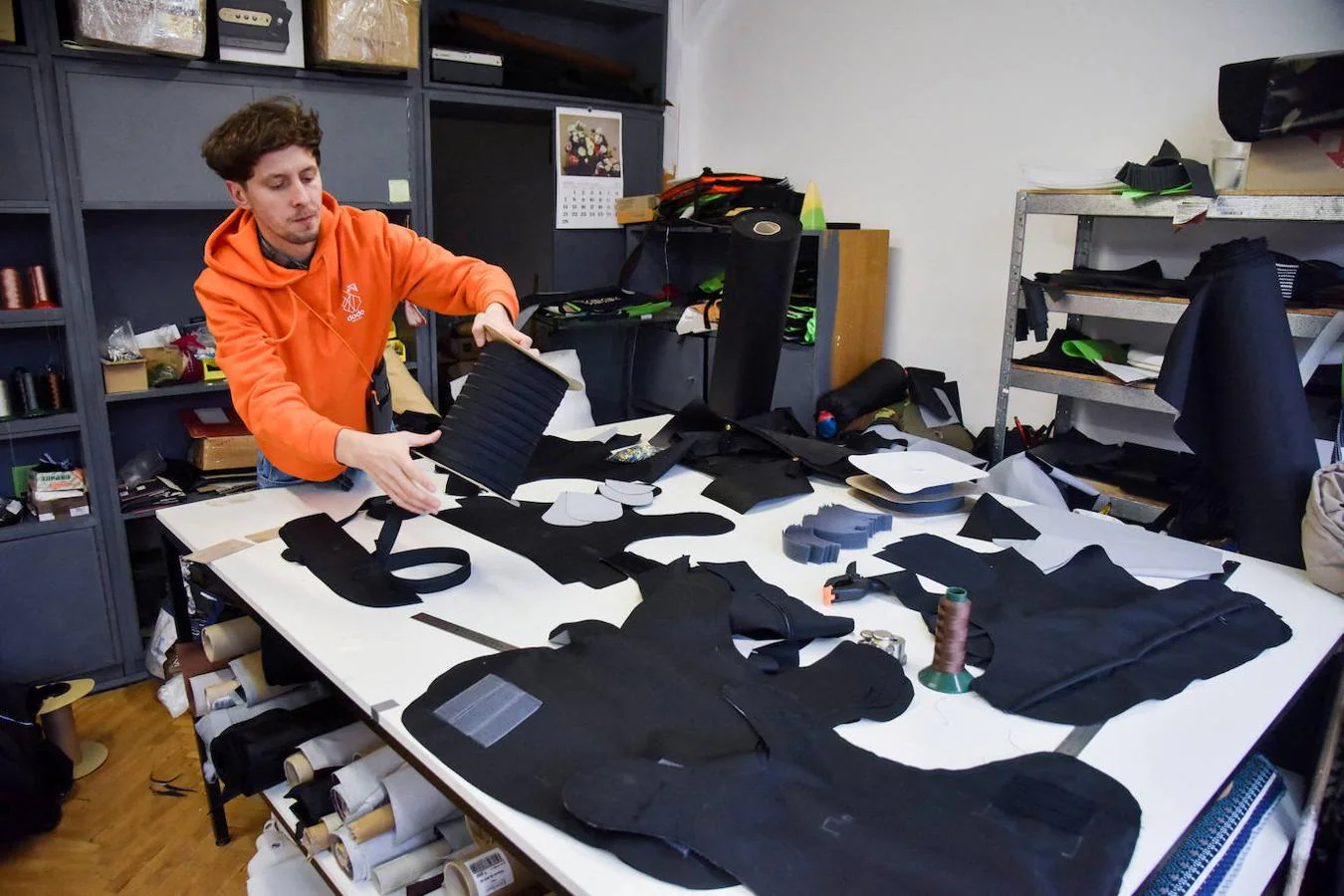 Un hombre confecciona chalecos protectores para los militares ucranianos en su taller de costura en Leópolis. 