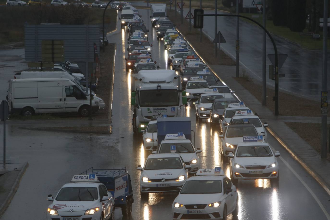 La marcha de protesta de las autoescuelas de Córdoba, en imágenes