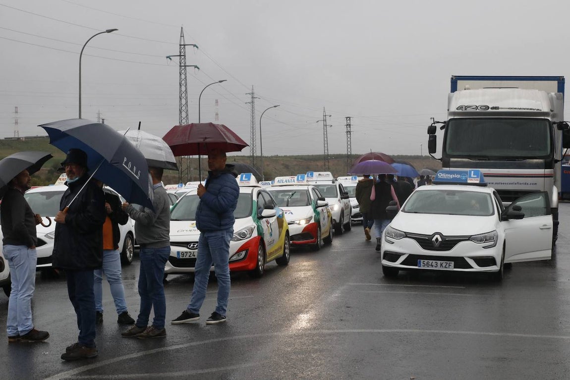 La marcha de protesta de las autoescuelas de Córdoba, en imágenes