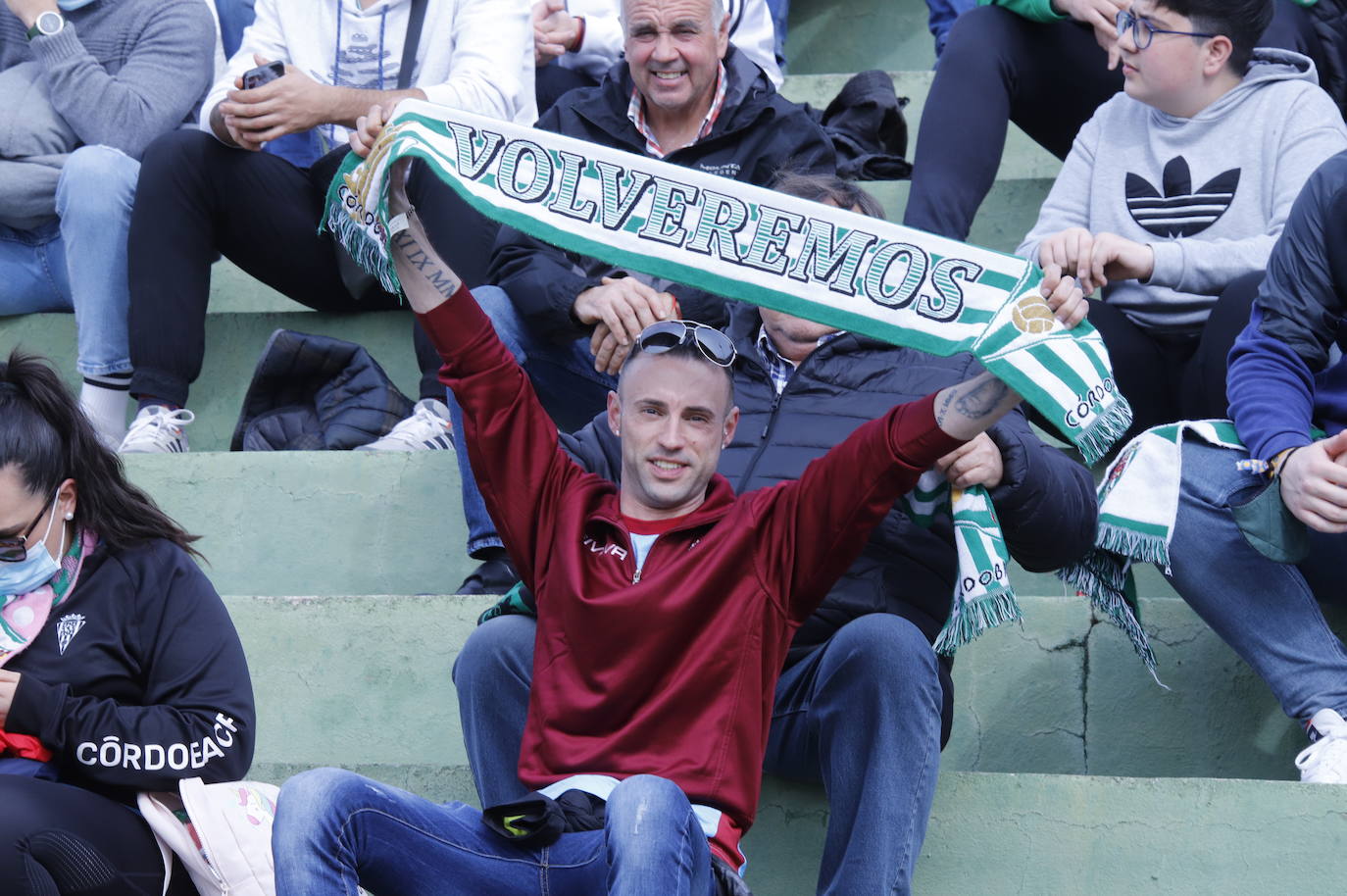 El ambientazo de la afición del Córdoba CF ante el Antequera en El Maulí, en imágenes