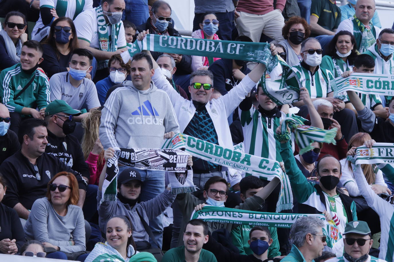 El ambientazo de la afición del Córdoba CF ante el Antequera en El Maulí, en imágenes