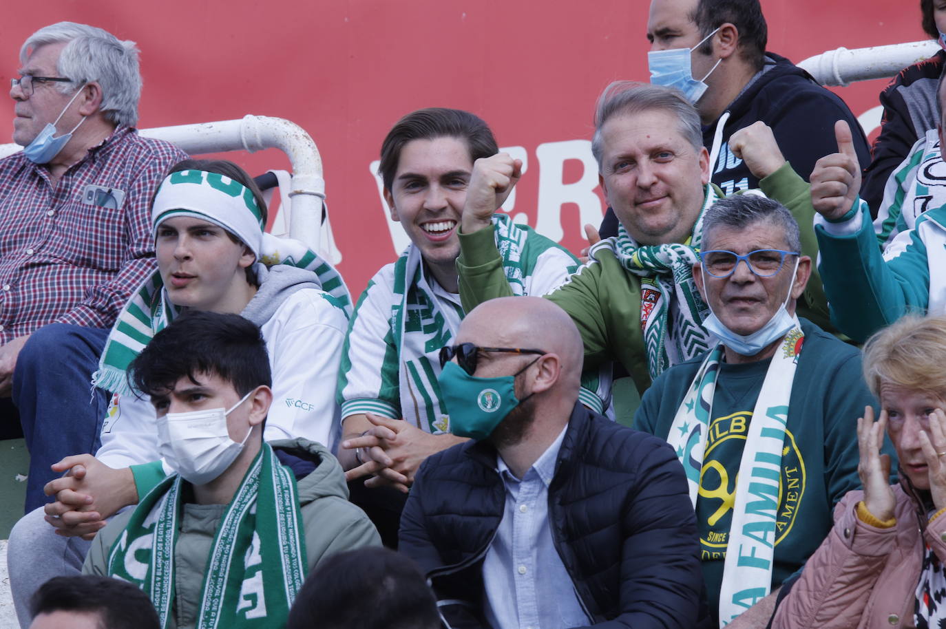 El ambientazo de la afición del Córdoba CF ante el Antequera en El Maulí, en imágenes