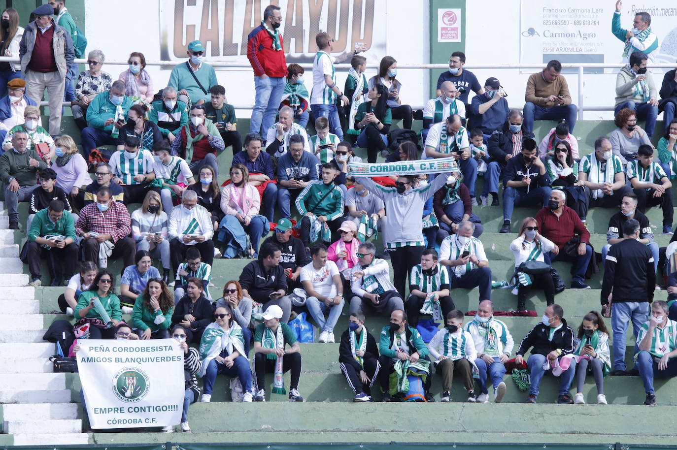 El ambientazo de la afición del Córdoba CF ante el Antequera en El Maulí, en imágenes