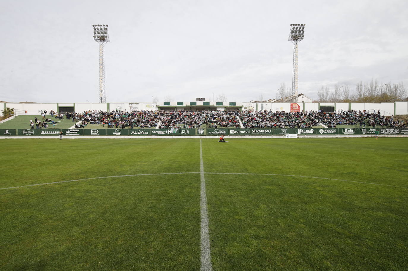 El ambientazo de la afición del Córdoba CF ante el Antequera en El Maulí, en imágenes