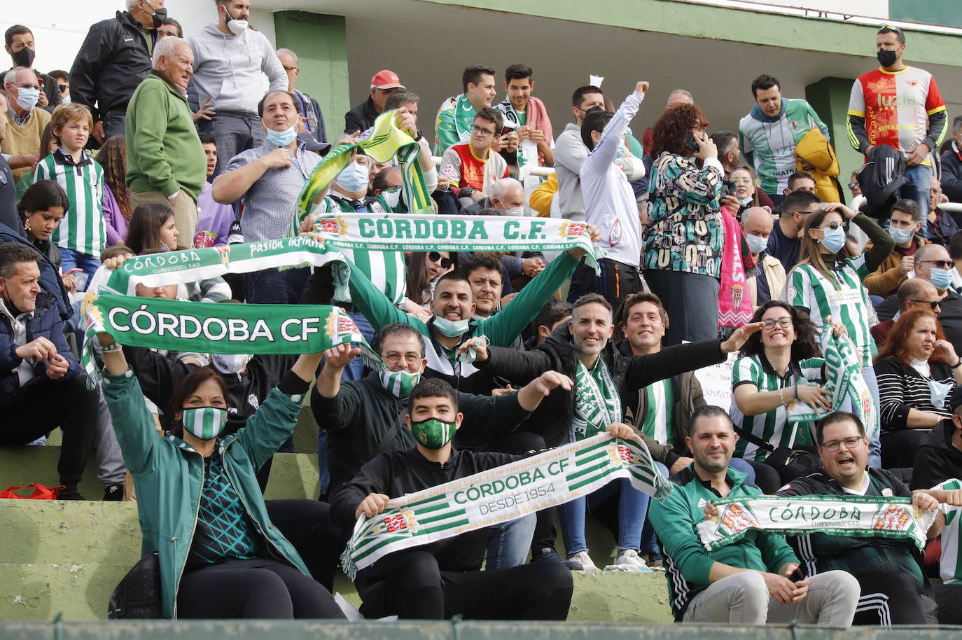 El ambientazo de la afición del Córdoba CF ante el Antequera en El Maulí, en imágenes