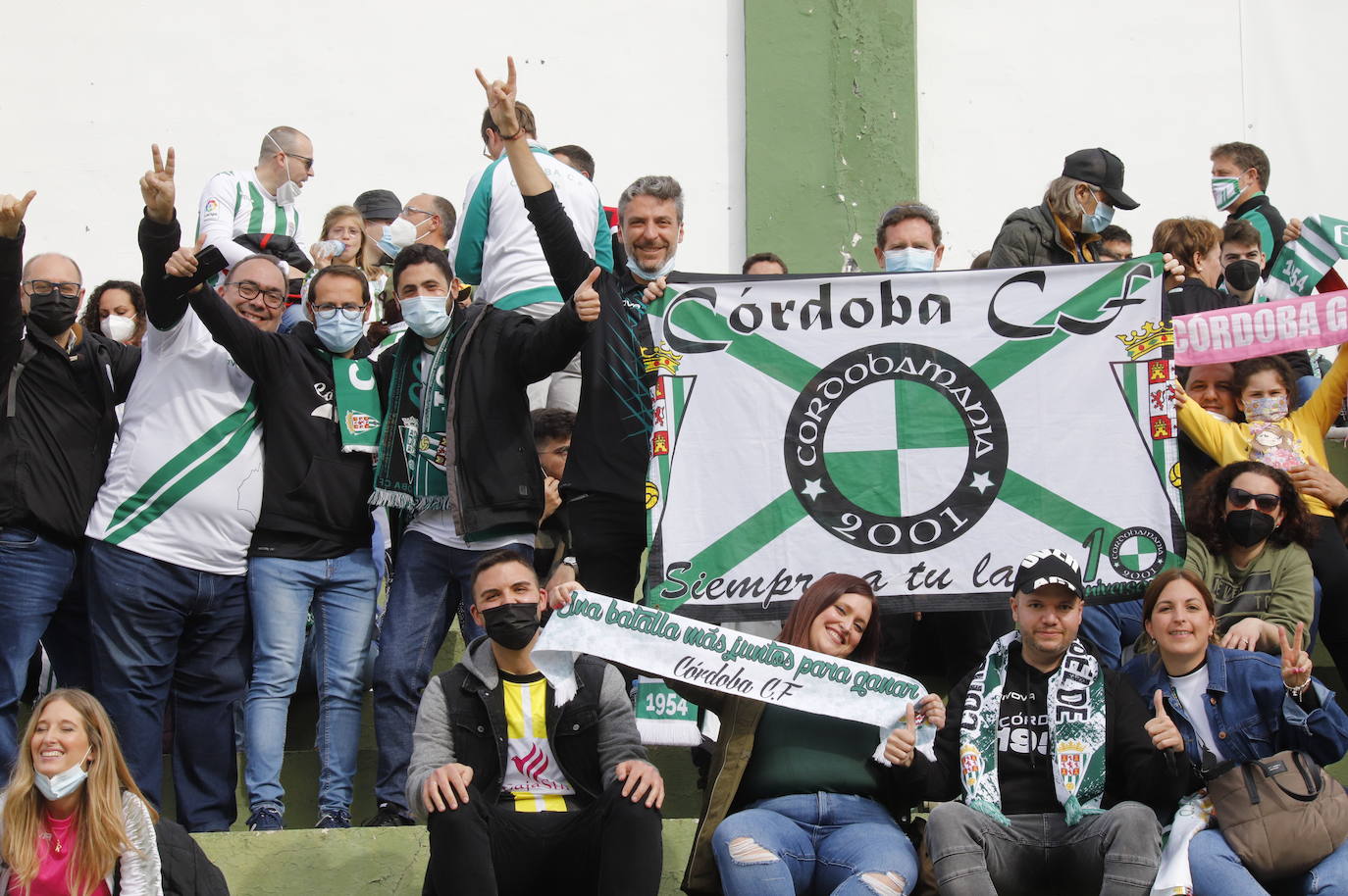 El ambientazo de la afición del Córdoba CF ante el Antequera en El Maulí, en imágenes