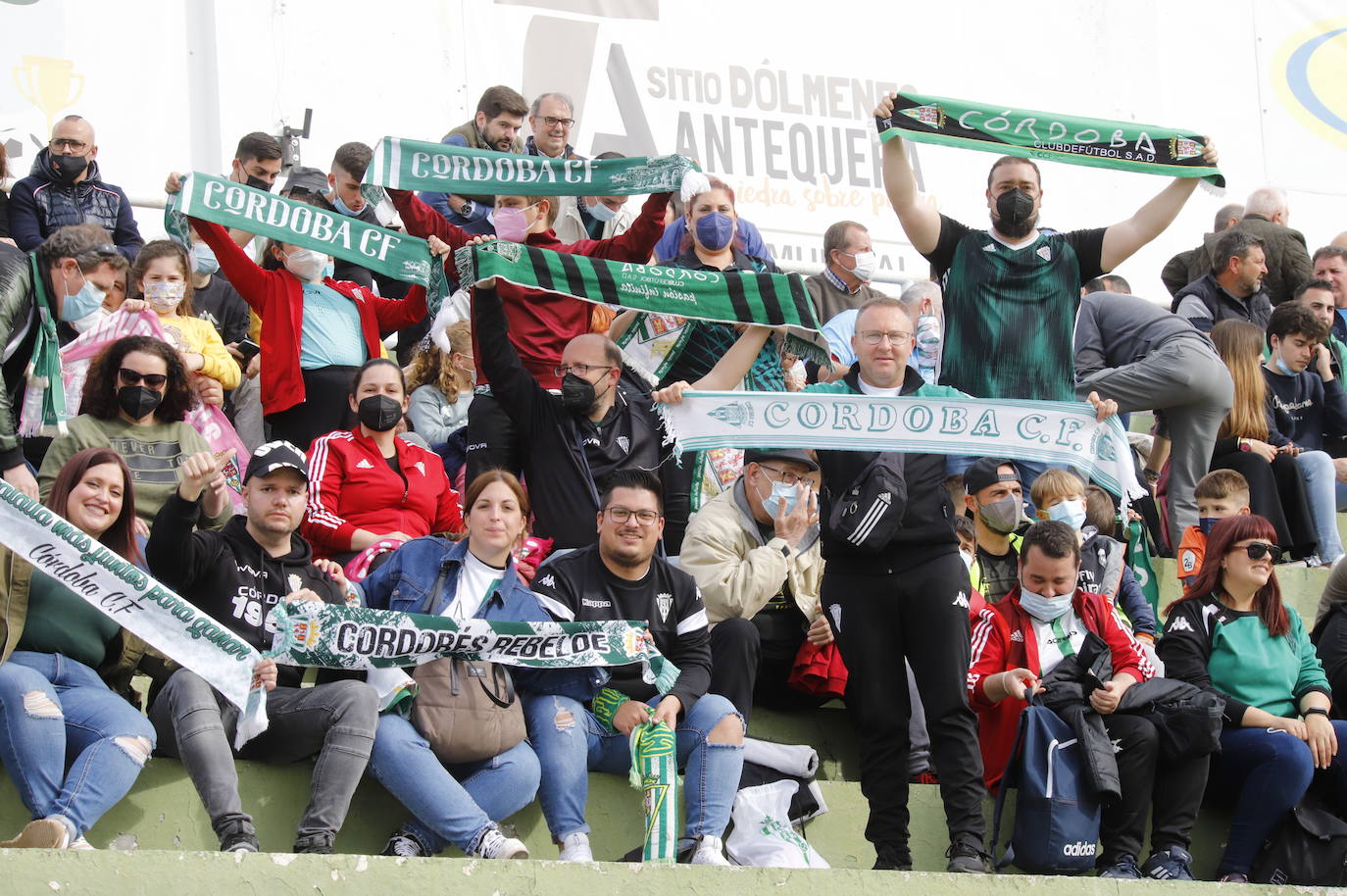 El ambientazo de la afición del Córdoba CF ante el Antequera en El Maulí, en imágenes